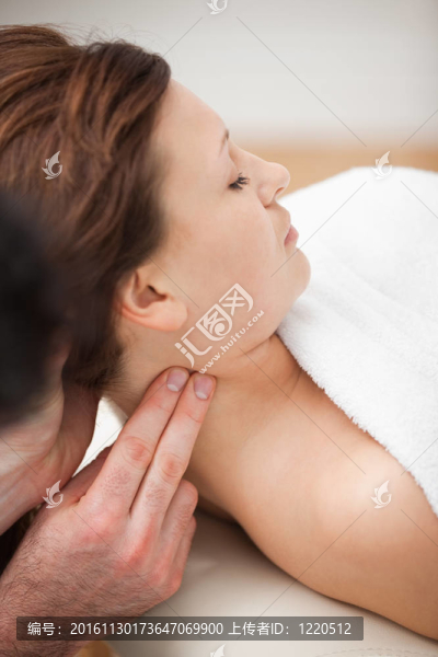 醫(yī)生按摩女人的脖子，抱著她的頭