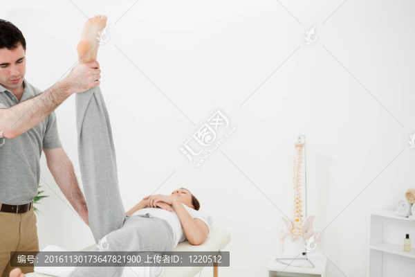 物理治療師提高女人的腿