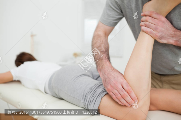 女人說謊而被一個男人按摩