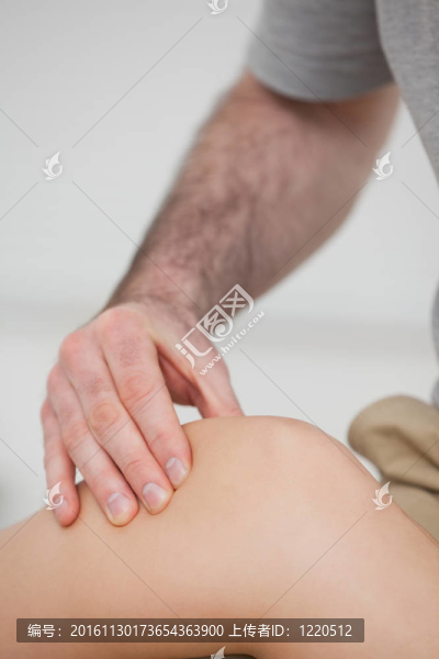 靠近手做按摩