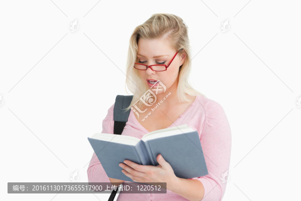 戴眼鏡的嚴肅女人看書