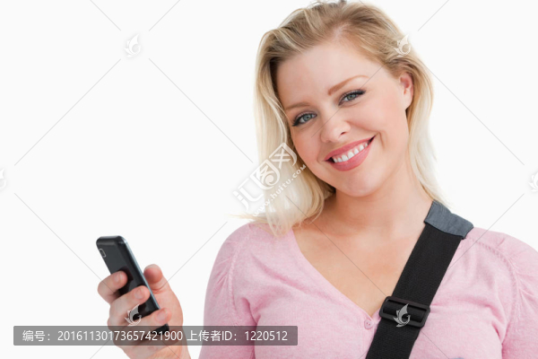 金發(fā)女子拿著手機一邊寫著短信