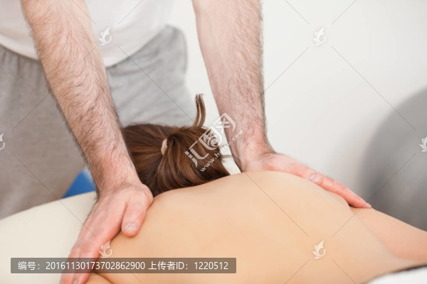 女人的肩膀被按摩醫(yī)生