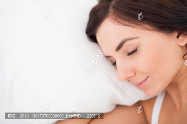 安靜的棕色頭發(fā)的女人休息