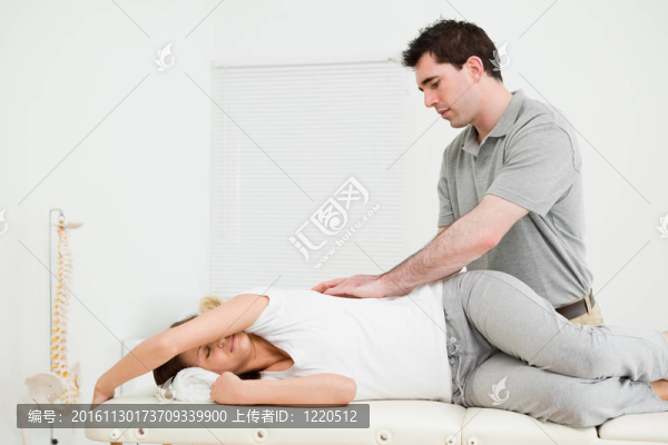 黑發(fā)女子躺在一邊被按摩