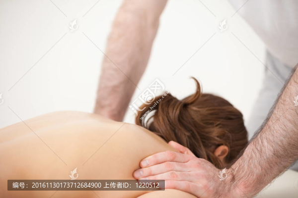 醫(yī)生按摩女人的肩膀站在