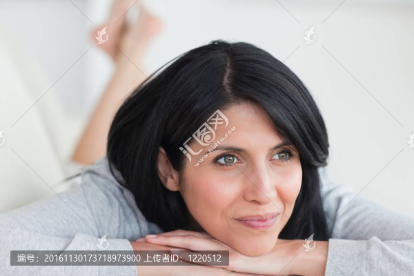 微笑的女人躺在沙發(fā)上