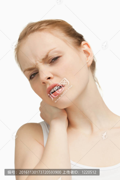 年輕的女人按摩她的背疼