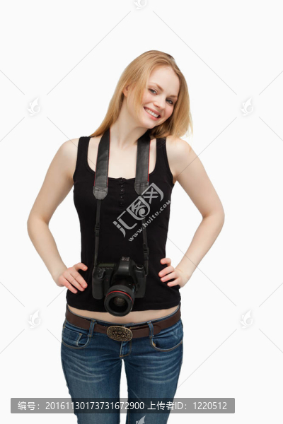 面帶微笑的女人帶著相機