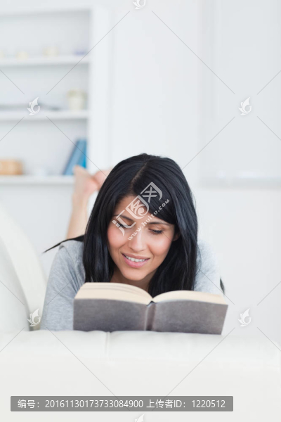 躺在沙發(fā)上看書(shū)的女人