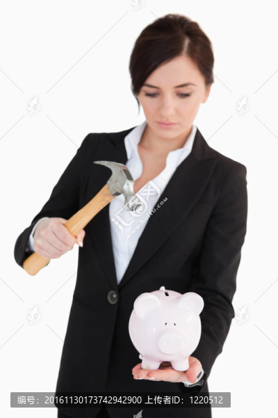 穿西裝的女人要打破小豬存錢罐