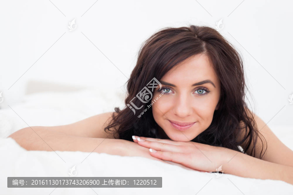 平靜的黑發(fā)女子躺在微笑