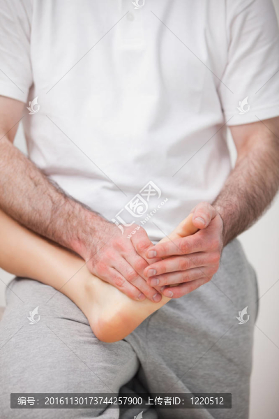 足病醫(yī)生操縱女人的腳放在上
