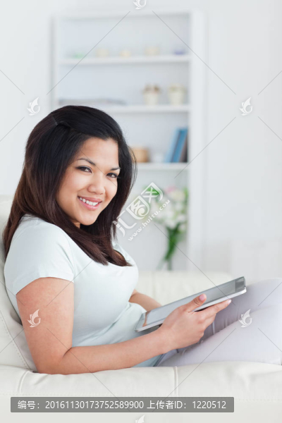 女人坐在沙發(fā)上拿著藥片