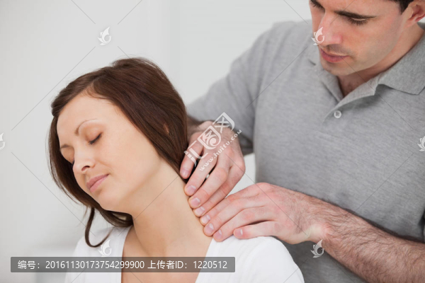 男人按摩病人的脖子