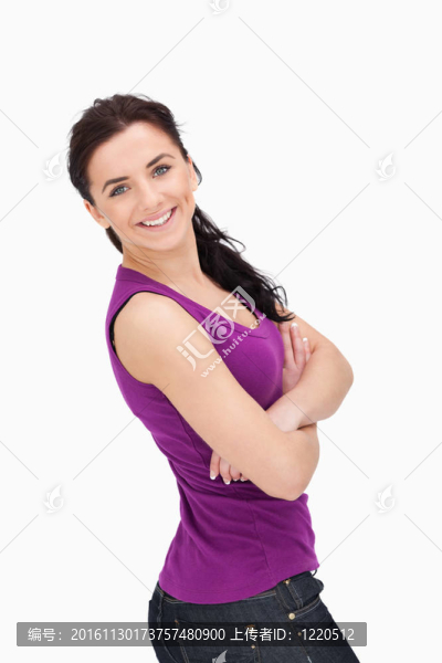 抱著折疊臂的藍(lán)眼睛的女人
