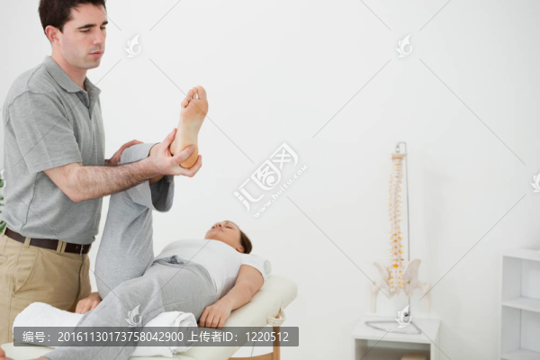 黑發(fā)理療師操縱女人的腿