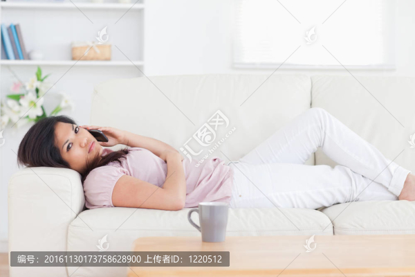 躺在沙發(fā)上的女人