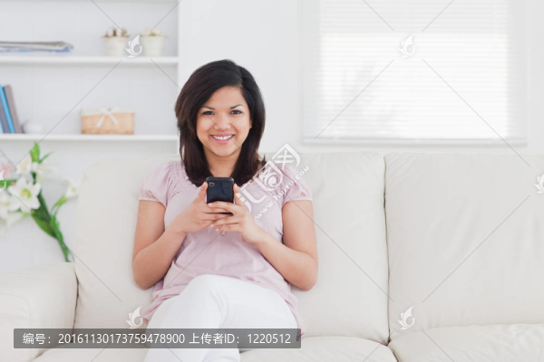 坐在沙發(fā)上的女人