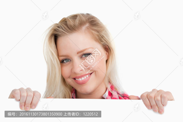 女人抱著一個空白的標志