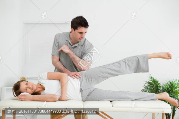 醫(yī)生在他的腿上壓著胳膊肘在臀部上