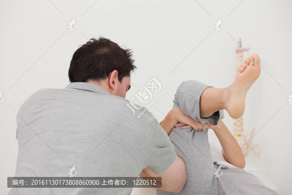 女人伸展她的腿