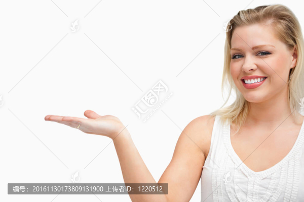 開朗的女人把她的手掌心向上