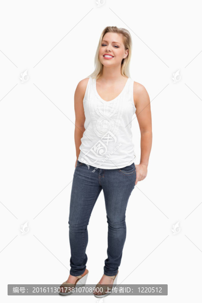 女人雙手直立站在口袋里