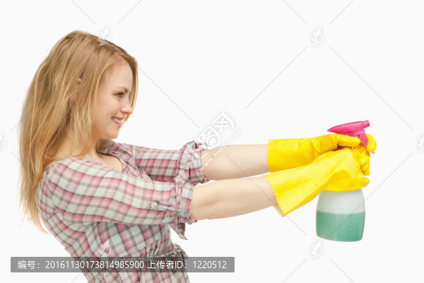 金發(fā)女子拿著噴霧瓶微笑著