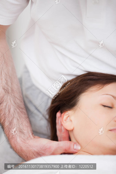 女性被治療師操縱的特寫(xiě)