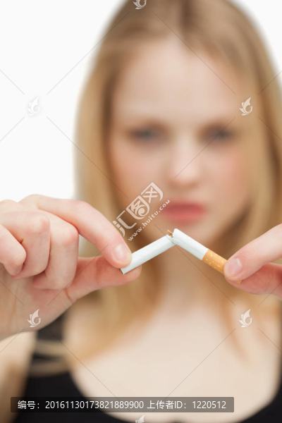 一個(gè)金發(fā)女人打破香煙的特寫(xiě)鏡頭