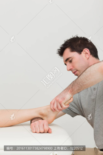重癥醫(yī)生抱著病人的腳