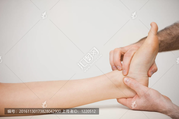 醫(yī)生把手指放在病人的腳上