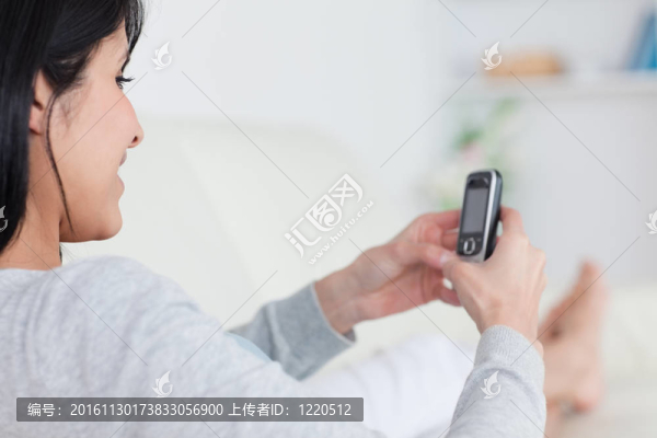 女人在打電話時(shí)微笑