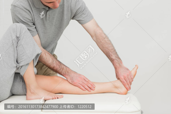 被醫(yī)生拉伸的病人的小腿