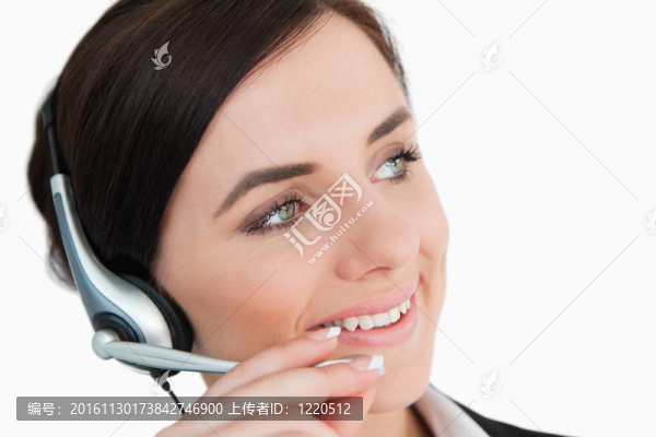 穿西裝的女人用耳機