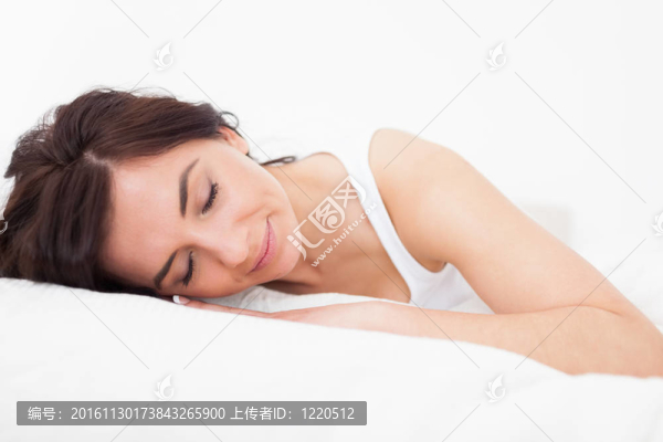 黑發(fā)女人在她的床上睡著了