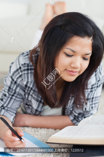 寫在筆記本上的女人
