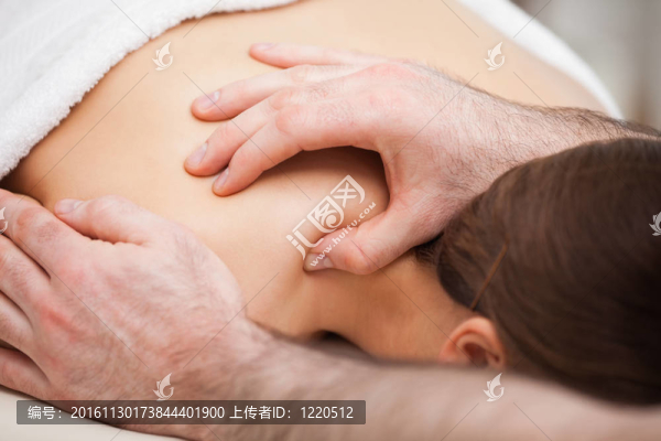 整骨按摩他的病人而壓著他的小