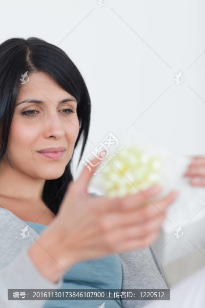 打開禮物的女人