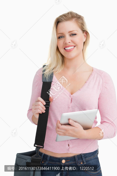 快樂的金發(fā)女人拿著肩包