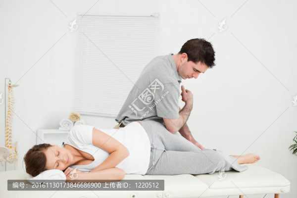 按摩師按摩病人的大腿，用他的