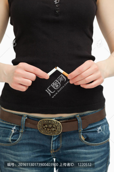 用手打破香煙的女人