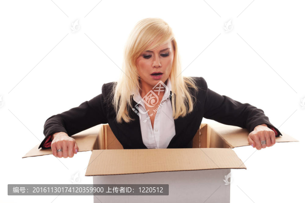 嚇得年輕的金發(fā)女郎從箱子里出來