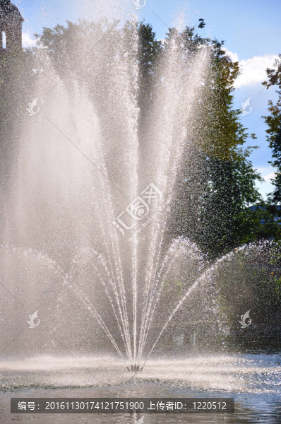 濺起的懷特萊克噴泉；Sergiev,Posad；莫斯科地區(qū)