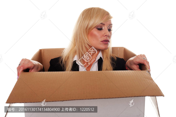 害怕的年輕金發(fā)女郎從一個(gè)盒子里出現(xiàn)