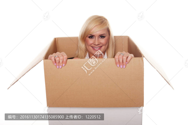 迷人的年輕金發(fā)女郎從盒子里出來
