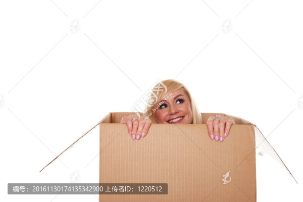 微笑的年輕金發(fā)女郎從盒子里出來