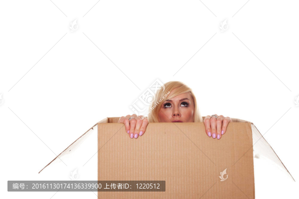 害怕的年輕金發(fā)女郎從一個盒子里出現(xiàn)