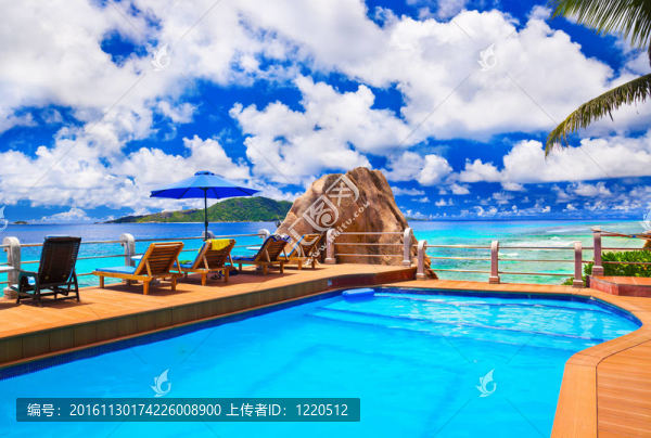 在熱帶海灘游泳池